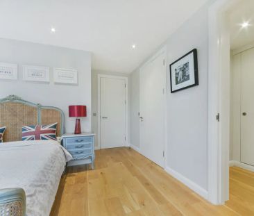 3 bedroom flat in London - Photo 4