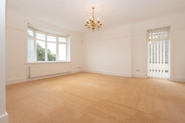 3 bed flat to rent in Sandbourne Road, Bournemouth, BH4 - Photo 1