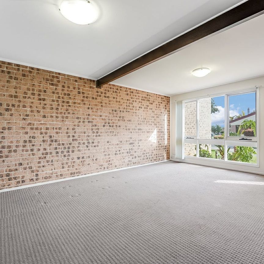 2-Bedroom Villa with Lock-Up Garage in Quiet Cul-De-Sac - Photo 1