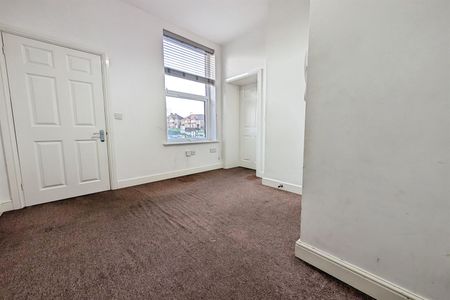 High Road, SO16 - Photo 2