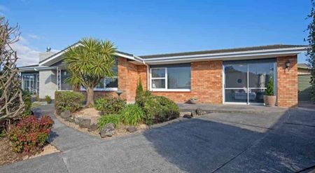 4 Bedrooms in Botany Downs - Photo 2