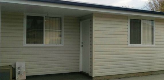 WITHIN WALKING DISTANCE TO BLACKTOWN CBD!! - Photo 2