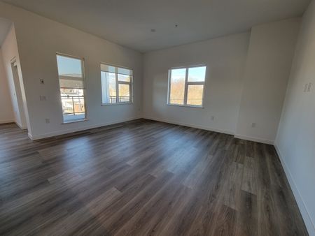 Luxury 2 Bedroom + Den Condo with U/G Parking near Downtown - Photo 4