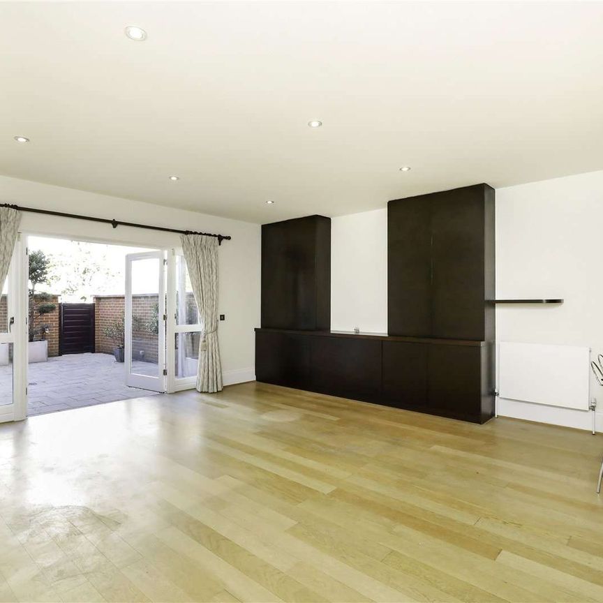 A beautifully presented townhouse moments from the River with garden and parking. - Photo 1