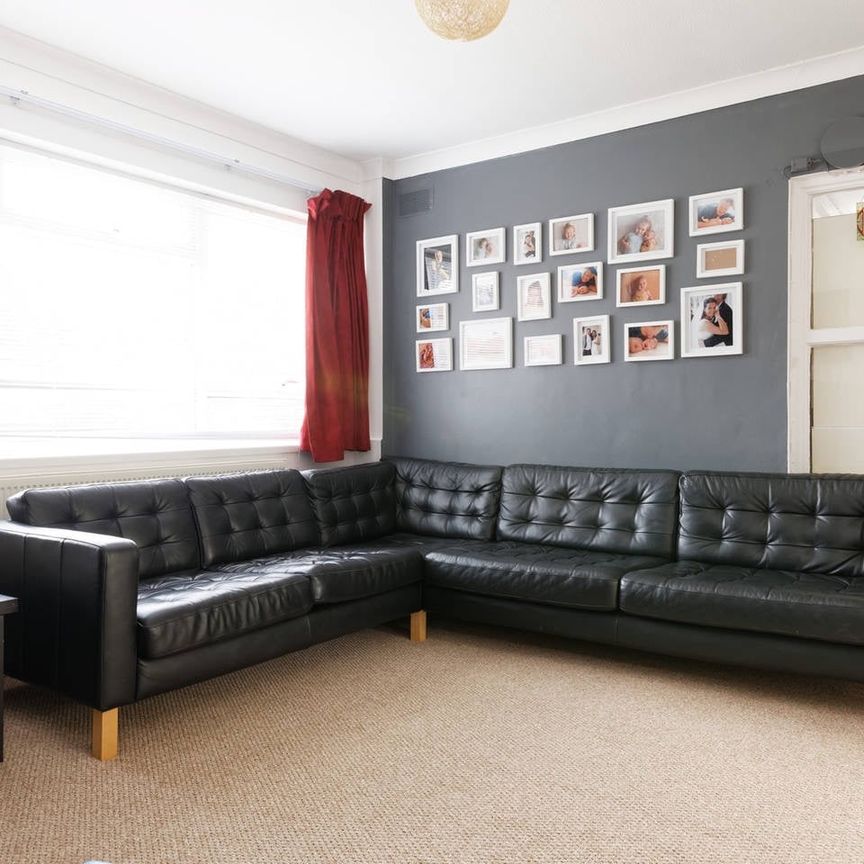 2 Bed Flat, Courtlands Avenue, SE12 - Photo 1