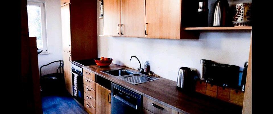 2-Zimmer-Wohnung mit Holzempore, Balkon & Gartennutzung – - Photo 1