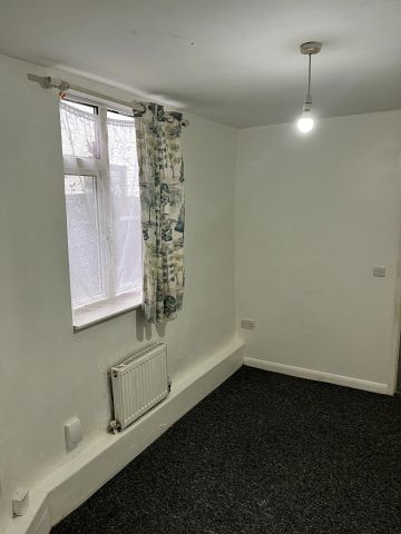 2 Bed Flat, Stanley Street, LU1 - Photo 2