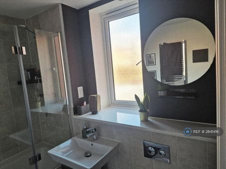 1 bedroom in a flat share to rent - Photo 4