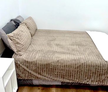 Room in a shared 5-bedroom apartment for rent in el Raval, perfect for professionals and students. - Photo 5