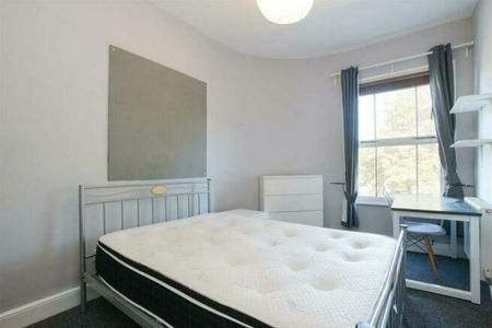 4 bedroom flat to rent - Photo 3