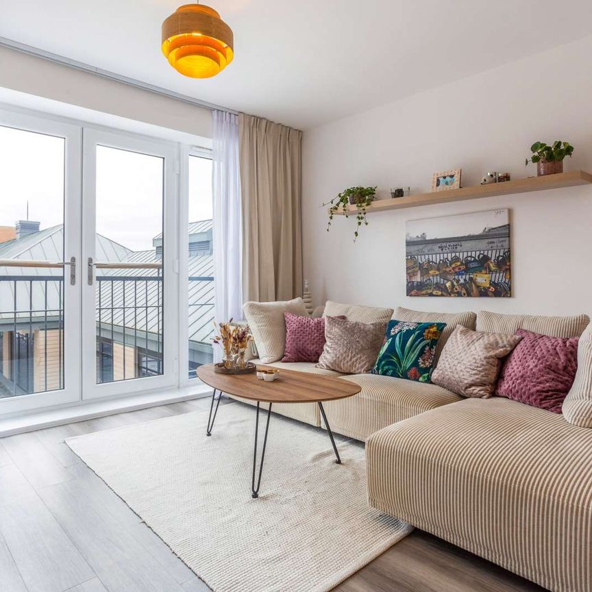 Excellent executive apartment superbly positioned to make the most of what Farnham has to offer. - Photo 1