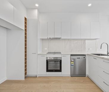 Bright, Spacious, & Beautifully Presented - Photo 4