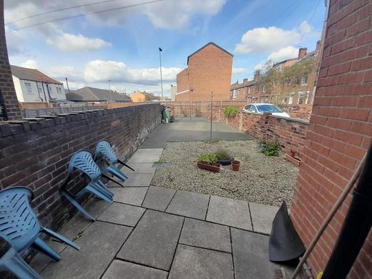 1 bedroom in a house share to rent - Photo 1