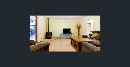 LARGE FAMILY HOME WITH A POOL! - Photo 3