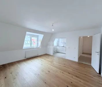 Helle Dachgeschosswohnung mit Charme und Ruhelage - Photo 2
