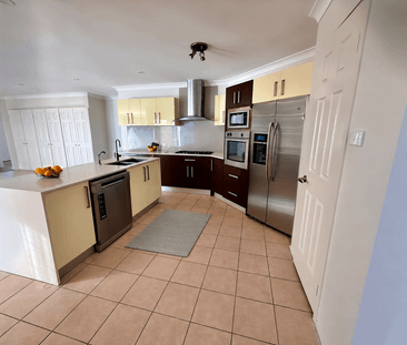 Renovated, Spacious, Family Home for a long-term comfort - Photo 5