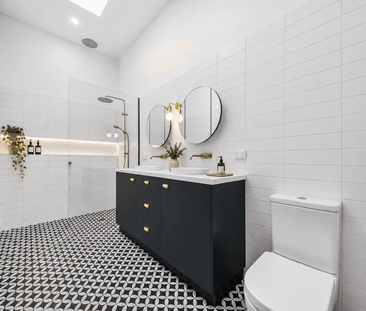 FULLY RENOVATED FOUR BEDROOM HOME IN THE HEART OF OAKLEIGH - Photo 5
