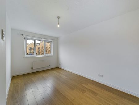 Flat to rent on - Photo 2