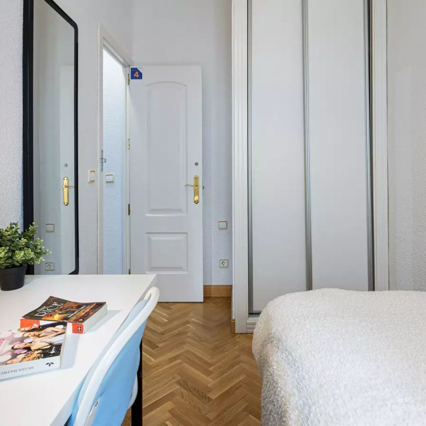 Room in a shared 6-bedroom apartment for rent in Ibiza, professionals and students welcomed - Photo 1