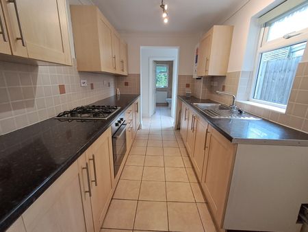 2 bed semi-detached house to rent in Greatham Road, Bushey, WD23 - Photo 4