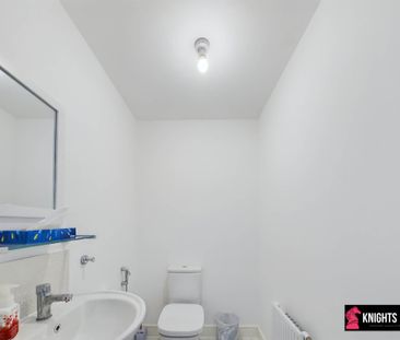 Price £2,000 pcm - Available 20/11/2025 - Furnished - Photo 1