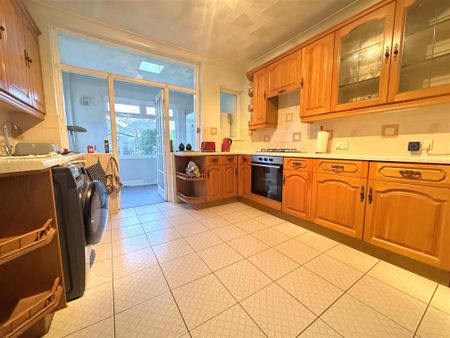 3 bedroom semi-detached bungalow to rent - Photo 4