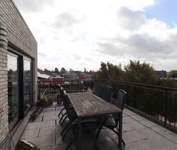 Dakappartement op derde verdieping links met terras en garage. - Photo 3