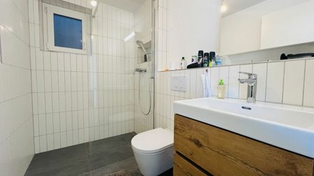 Modernes 5.5-Zimmer-Neubau-Einfamilienhaus mit 2 Bädern, Carport, Parkplatz & Garten in Duggingen - Photo 3