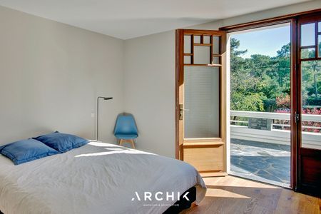 Architecture du début du XXème siècle, cette maison de 400 m2 prend place en première ligne, face au Bassin, sur un magnifique terrain de 3 000 m2 dans le quartier Haitza, au Pyla. - Photo 4