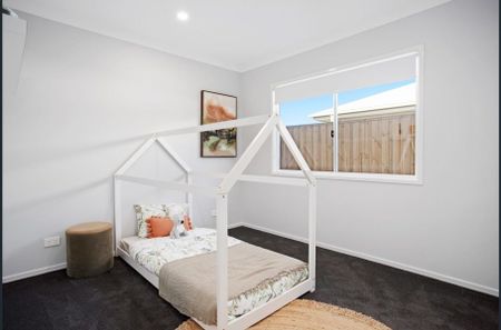 Stunning ! HUGE Ex-Display Family Home - Photo 5