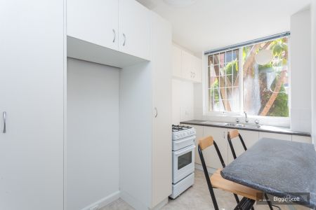 One Bedroom Apartment In Fantastic Location - Photo 2