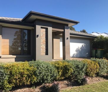 Beautifully Updated Family Home in Gainsborough Greens - Photo 4