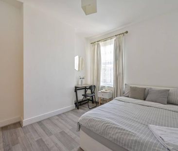 4 bedroom terraced house to rent - Photo 5