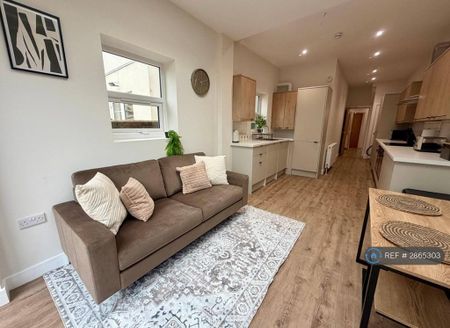 1 bedroom in a house share to rent - Photo 2