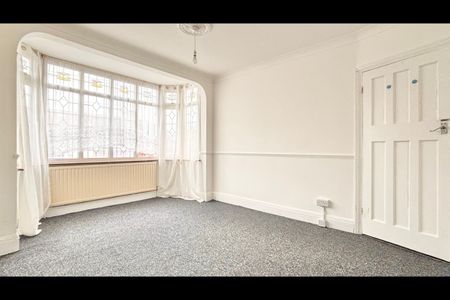 4 Bed Terraced House, Woodbridge Road, IG11 - Photo 4