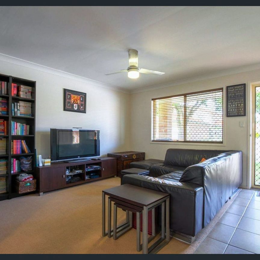 Fully Air-Conditioned Townhouse in Prime Location - Photo 1