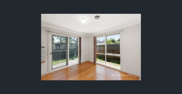 Three-bedroom delight, position perfect - Photo 1