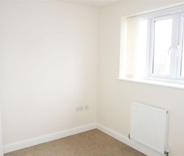 2 bedroom end of terrace house to rent - Photo 3