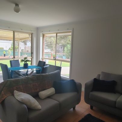 5-bedroom shared house / townhouse, Ronda Ave - Photo 1