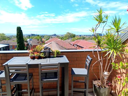Stunning 3 Bedroom Penthouse Apartment with private lift- Comes fully furnished - Photo 3