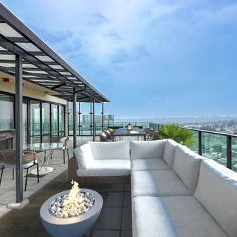 Beautiful 3-Bedroom Penthouse in Brentwood - Photo 3