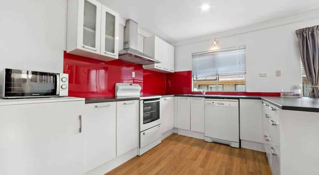 Beautiful Family Home With Stunning Views - Photo 1