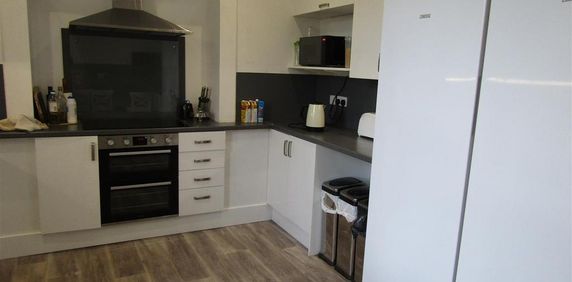 1 bedroom in a house share to rent - Photo 2