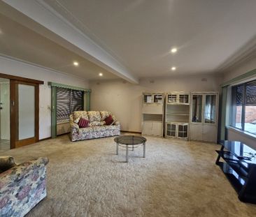 915 Centre Road, Bentleigh East VIC 3165 - House For Rent | Domain - Photo 5