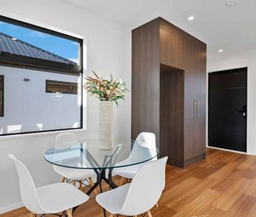 Stylish City-Fringe Living – Modern, Easy Care & Convenient! - Photo 3