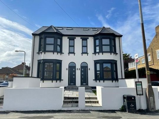 6 bedroom semi-detached house to rent - Photo 1