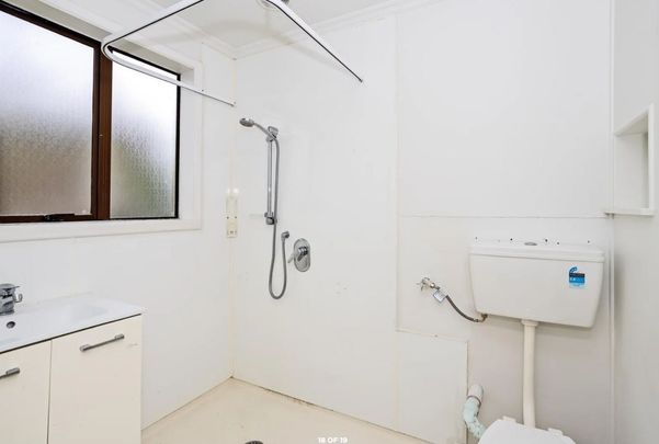 Low Maintenance 2-bedroom flat with wet floor shower - Photo 1