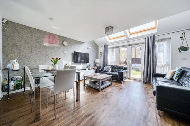 4 bedroom terraced house to rent - Photo 1