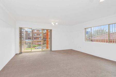 Spacious 2 Bedroom Apartment - Photo 3