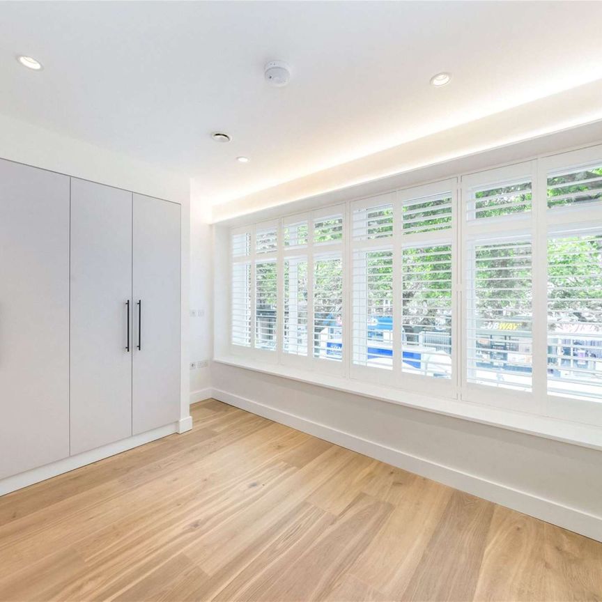 A modern two bedroom apartment located in the heart of Chiswick - Photo 1